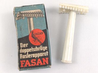 "FASAN" Rasierapparat aus weißer Preßmasse. Ungebraucht, in der originalen Umverpackung, diese leicht zerdrückt
