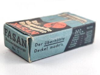 "FASAN" Rasierapparat aus weißer Preßmasse. Ungebraucht, in der originalen Umverpackung, diese leicht zerdrückt
