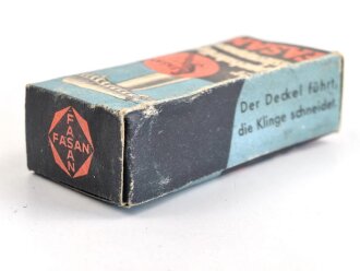 "FASAN" Rasierapparat aus weißer Preßmasse. Ungebraucht, in der originalen Umverpackung, diese leicht zerdrückt