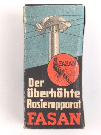 "FASAN" Rasierapparat aus weißer Preßmasse. Ungebraucht, in der originalen Umverpackung, diese leicht zerdrückt