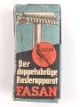 "FASAN" Rasierapparat aus weißer Preßmasse. Ungebraucht, in der originalen Umverpackung, diese leicht zerdrückt