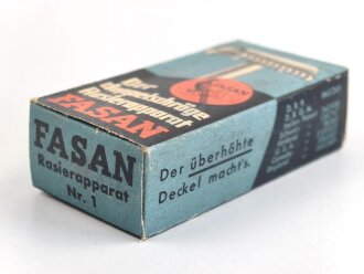 "FASAN" Rasierapparat aus weißer Preßmasse. Ungebraucht, in der originalen Umverpackung, diese leicht zerdrückt