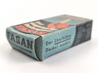 "FASAN" Rasierapparat aus weißer Preßmasse. Ungebraucht, in der originalen Umverpackung, diese leicht zerdrückt