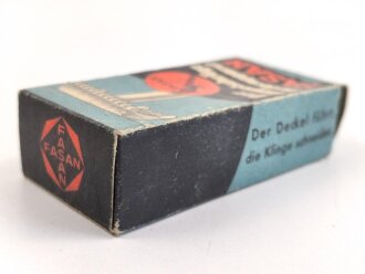 "FASAN" Rasierapparat aus weißer Preßmasse. Ungebraucht, in der originalen Umverpackung, diese leicht zerdrückt