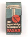 "FASAN" Rasierapparat aus weißer Preßmasse. Ungebraucht, in der originalen Umverpackung, diese leicht zerdrückt