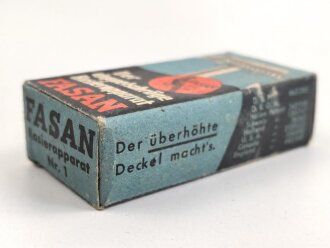 "FASAN" Rasierapparat aus weißer Preßmasse. Ungebraucht, in der originalen Umverpackung, diese leicht zerdrückt
