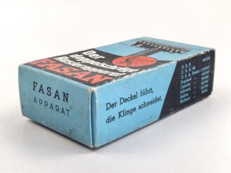 "FASAN" Rasierapparat aus transparenter Preßmasse. Ungebraucht, in der originalen Umverpackung, diese leicht zerdrückt
