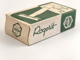 "Rogerit" Rasierapparat aus brauner Preßmasse. Ungebraucht, in der originalen Umverpackung, diese leicht zerdrückt