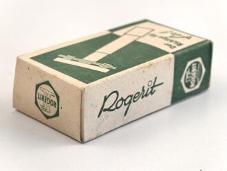 "Rogerit" Rasierapparat aus brauner Preßmasse. Ungebraucht, in der originalen Umverpackung, diese leicht zerdrückt
