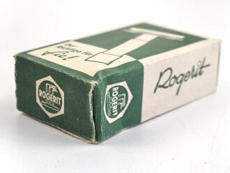 "Rogerit" Rasierapparat aus brauner Preßmasse. Ungebraucht, in der originalen Umverpackung, diese leicht zerdrückt