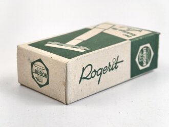 "Rogerit" Rasierapparat aus brauner Preßmasse. Ungebraucht, in der originalen Umverpackung, diese leicht zerdrückt