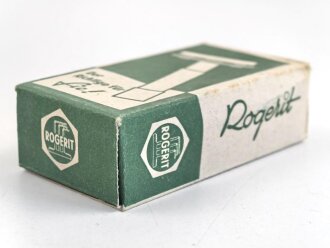 "Rogerit" Rasierapparat aus brauner Preßmasse. Ungebraucht, in der originalen Umverpackung, diese leicht zerdrückt