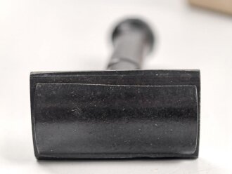 Rasierapparat aus brauner Preßmasse ohne Bezeichnung. Ungebraucht, in der originalen Umverpackung, diese leicht zerdrückt