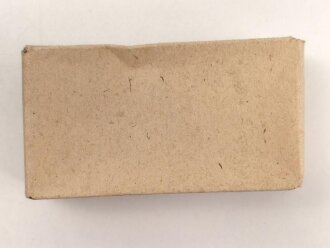 Rasierapparat aus brauner Preßmasse ohne Bezeichnung. Ungebraucht, in der originalen Umverpackung, diese leicht zerdrückt