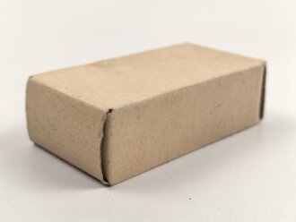 Rasierapparat aus brauner Preßmasse ohne Bezeichnung. Ungebraucht, in der originalen Umverpackung, diese leicht zerdrückt