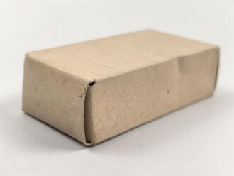 Rasierapparat aus brauner Preßmasse ohne Bezeichnung. Ungebraucht, in der originalen Umverpackung, diese leicht zerdrückt