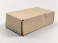 Rasierapparat aus brauner Preßmasse ohne Bezeichnung. Ungebraucht, in der originalen Umverpackung, diese leicht zerdrückt