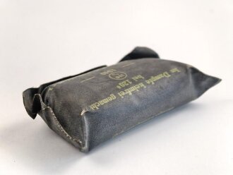 Verbandpäckchen kleines, gummiertes Modell datiert 1940 , gehört so unser anderem in Verbandkästen der Wehrmacht und des Luftschutz