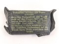 Verbandpäckchen kleines, gummiertes Modell datiert 1940 , gehört so unser anderem in Verbandkästen der Wehrmacht und des Luftschutz