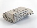 Verbandpäckchen kleines Modell datiert 1943 , gehört so unser anderem in Verbandkästen der Wehrmacht und des Luftschutz
