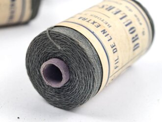 50 Gramm Leinen Nähmaschinenzwirn Feldgrau, Hersteller aus Lille, Frankreich. Sie erhalten eine ( 1 ) Rolle