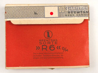 Pack "R6" Zigaretten, Steuerbanderole mit Hakenkreuz