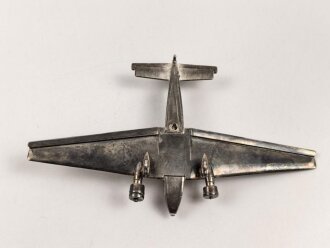 Kleines Metallflugzeug, wohl eine Junkers Ju52 darstellend. Flügelspannweite 14,5cm, die Propeller fehlen.