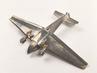 Kleines Metallflugzeug, wohl eine Junkers Ju52 darstellend. Flügelspannweite 14,5cm, die Propeller fehlen.