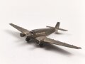 Kleines Metallflugzeug, wohl eine Junkers Ju52 darstellend. Flügelspannweite 14,5cm, die Propeller fehlen.