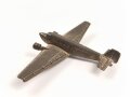 Kleines Metallflugzeug, wohl eine Junkers Ju52 darstellend. Flügelspannweite 14,5cm, die Propeller fehlen.