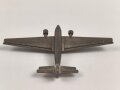 Kleines Metallflugzeug, wohl eine Junkers Ju52 darstellend. Flügelspannweite 14,5cm, die Propeller fehlen.
