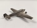 Kleines Metallflugzeug, wohl eine Junkers Ju52 darstellend. Flügelspannweite 14,5cm, die Propeller fehlen.