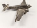 Kleines Metallflugzeug, wohl eine Junkers Ju52 darstellend. Flügelspannweite 14,5cm, die Propeller fehlen.