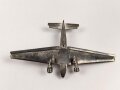 Kleines Metallflugzeug, wohl eine Junkers Ju52 darstellend. Flügelspannweite 14,5cm, die Propeller fehlen.