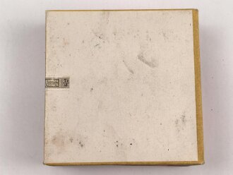 50 Blatt EFKA Zigarettenpapier, sehr guter Zustand, sie erhalten ein ( 1 ) Stück aus dem originalen Umkarton, dieser mit geschwärzter Steuerbanderole mit Hakenkreuz