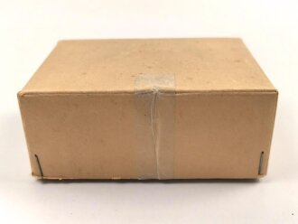 Leere Umverpackung für 100 Stück Hoheitsabzeichen für Feldmütze mit Kokarde ( Spiegel in Trapezform) Maße etwa 8,5 x 12 x 5cm