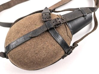 Labeflasche Wehrmacht für Sanitätspersonal. Getragenes Stück mit dem richtigen Trageriemen