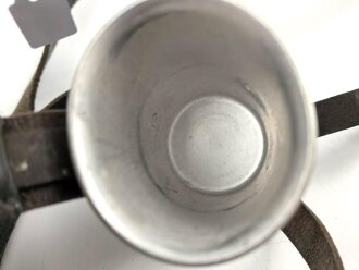 Labeflasche Wehrmacht für Sanitätspersonal. Getragenes Stück mit dem richtigen Trageriemen