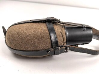Labeflasche Wehrmacht für Sanitätspersonal. Getragenes Stück mit dem richtigen Trageriemen