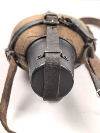 Labeflasche Wehrmacht für Sanitätspersonal. Getragenes Stück mit dem richtigen Trageriemen