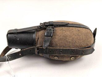 Labeflasche Wehrmacht für Sanitätspersonal. Getragenes Stück mit dem richtigen Trageriemen