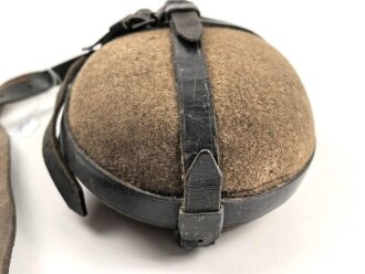 Labeflasche Wehrmacht für Sanitätspersonal. Getragenes Stück mit dem richtigen Trageriemen