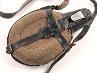 Labeflasche Wehrmacht für Sanitätspersonal. Getragenes Stück mit dem richtigen Trageriemen