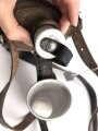 Labeflasche Wehrmacht für Sanitätspersonal. Getragenes Stück mit dem richtigen Trageriemen
