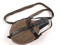 Labeflasche Wehrmacht für Sanitätspersonal. Getragenes Stück mit dem richtigen Trageriemen