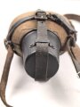 Labeflasche Wehrmacht für Sanitätspersonal. Getragenes Stück mit dem richtigen Trageriemen
