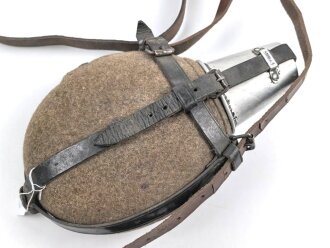 Labeflasche Wehrmacht für Sanitätspersonal. Getragenes Stück mit dem richtigen Trageriemen, dieser urprünglich nicht zugehörig. Leder zum Teil trocken