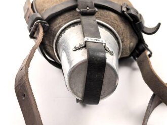 Labeflasche Wehrmacht für Sanitätspersonal. Getragenes Stück mit dem richtigen Trageriemen, dieser urprünglich nicht zugehörig. Leder zum Teil trocken