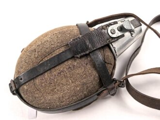Labeflasche Wehrmacht für Sanitätspersonal. Getragenes Stück mit dem richtigen Trageriemen, dieser urprünglich nicht zugehörig. Leder zum Teil trocken