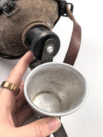 Labeflasche Wehrmacht für Sanitätspersonal. Getragenes Stück mit dem richtigen Trageriemen, dieser urprünglich nicht zugehörig. Leder zum Teil trocken